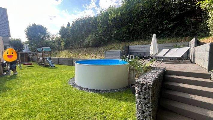 Pool mit Poolterrasse und Garten