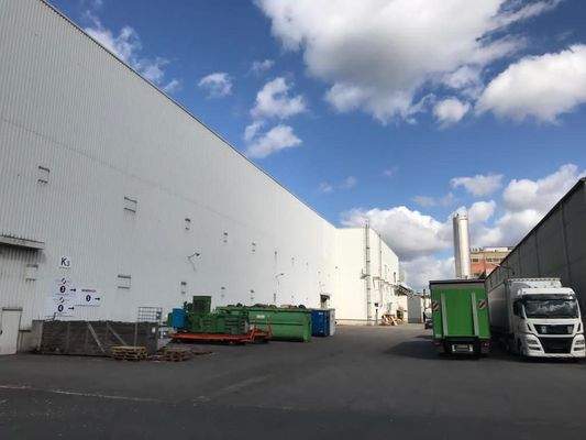 Außenansicht Produktionshalle 16 m hoch, rechts Lagerhalle