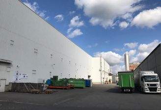 Außenansicht Produktionshalle 16 m hoch, rechts Lagerhalle