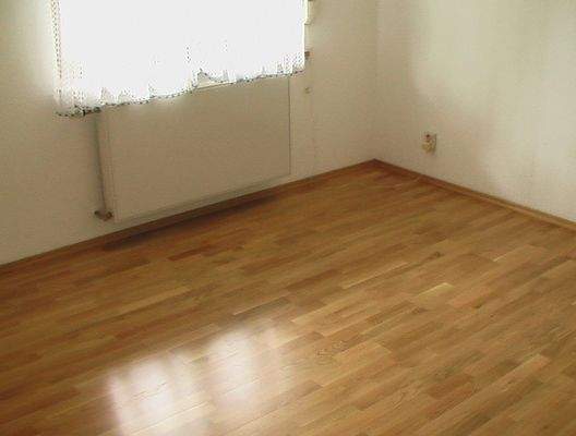 11 UG Echtholzparkett in den Schlafzimmern.JPG