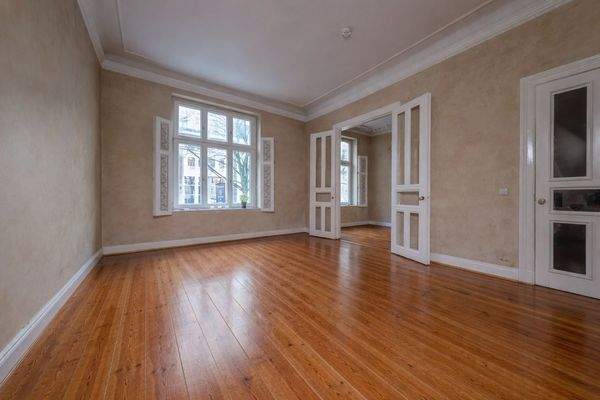 Wohnbereich unmöbliert (KI unterstützt)