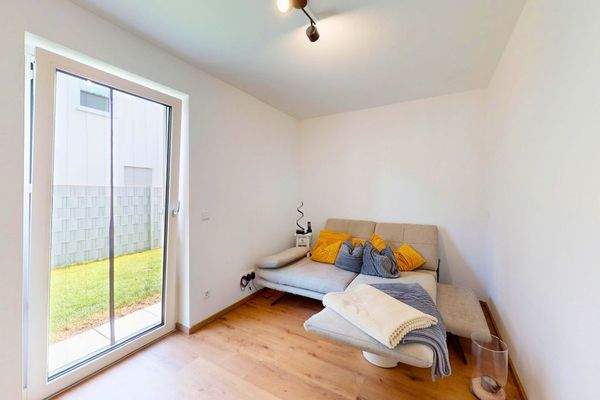 Schlafzimmer mit Zugang zum Garten