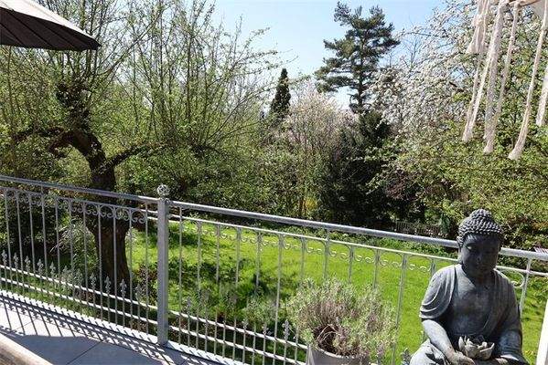 Blick vom Balkon in den Garten