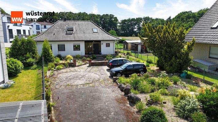 Hauseinfahrt und PKW-Stellplätze