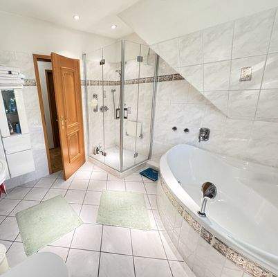 Bad mit Dusche im OG