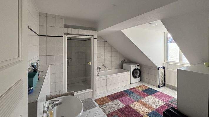 Bad mit Wanne und Dusche