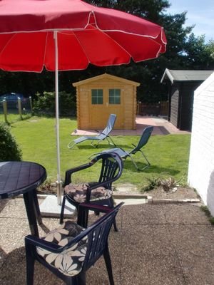 Terrasse und Garten mit Gartenhaus