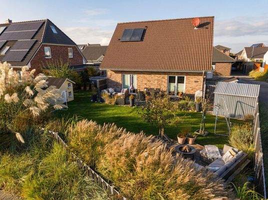 Hausansicht mit Garten