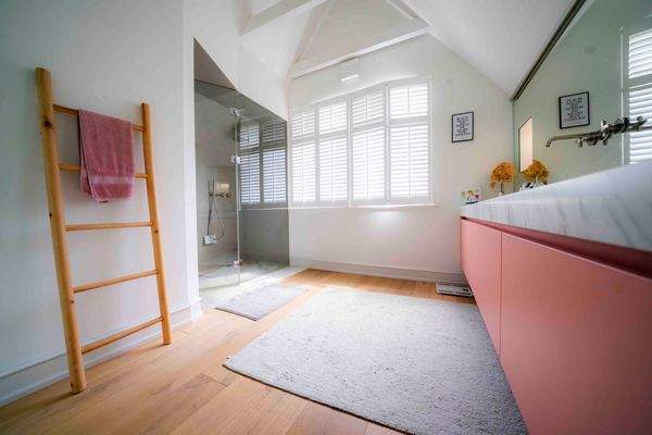 Exklusives Bad mit hochwertigen Materialien