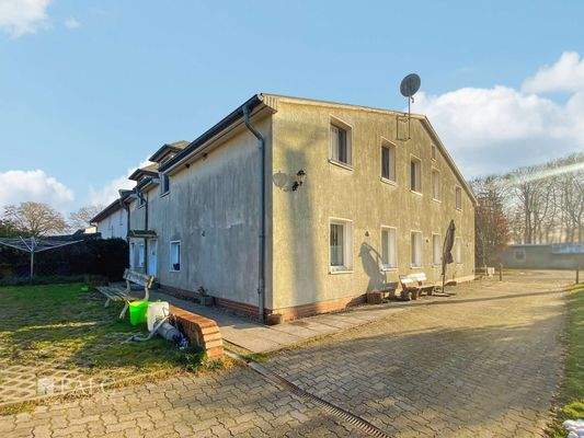 Seitenansicht + Einfahrt