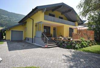 Wohnhaus / Vorderseite / Zufahrt