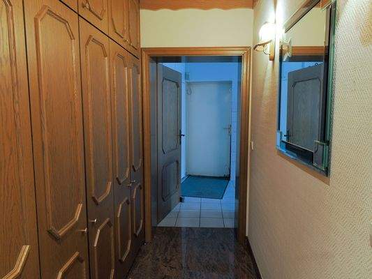 Durchgang zum Hauswirtschaftsraum und der Garage