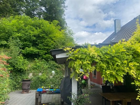 2 Hausdetail Terrasse im Sommer.jpg