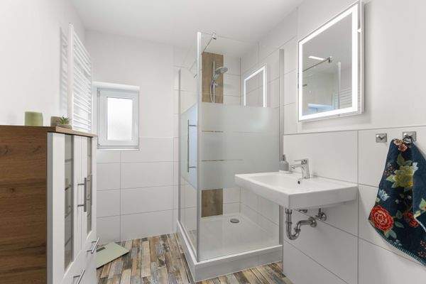 Bad mit Dusche im Obergeschoss