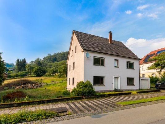 Außenansicht + Blick zum Bauplatz