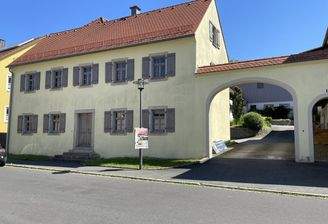 Hausansicht mit Einfahrt zum Anwesen
