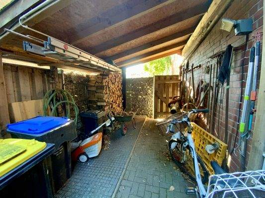 überdachter Abstellbereich Außen