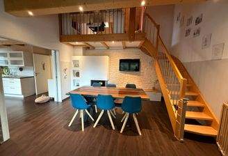 Esszimmer mit geradläufiger Treppe zum großen Wohnzimmer im DG