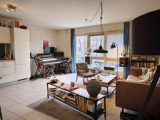 Wohnzimmer mit offener Küche