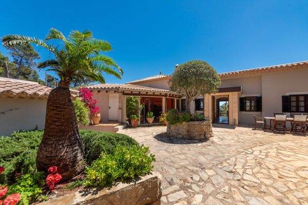 Naturstein geplasteter Eingangsberich