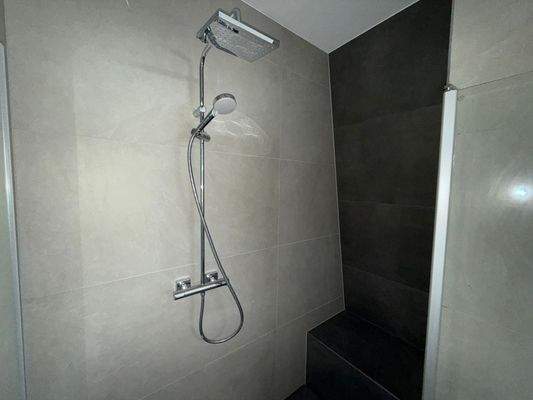 Moderne Dusche mit Fliesen