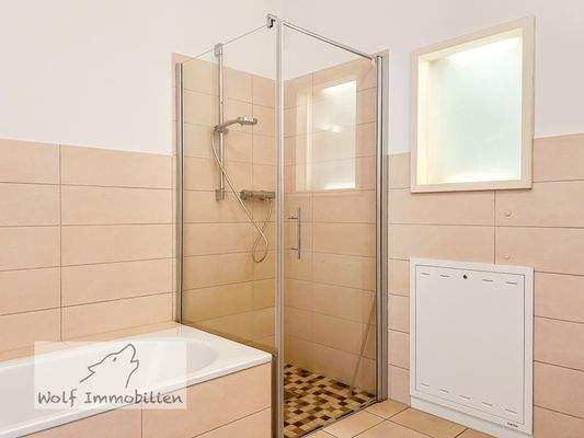 Bad mit Dusche und Badewanne