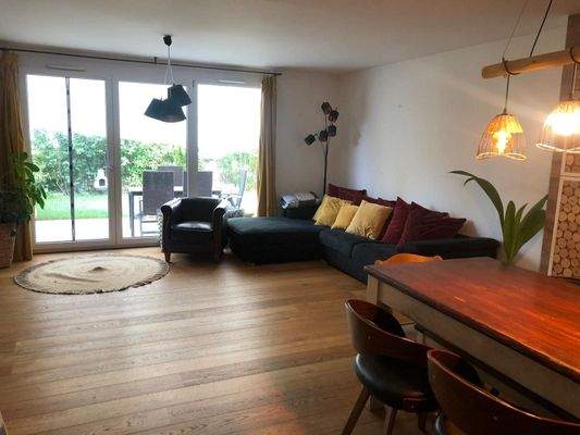 EG Wohn- und Esszimmer mit Blick auf die Terrasse.