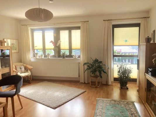 Wohnzimmer Blick zum Balkon