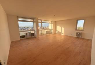 Wohnzimmer mit Balkon