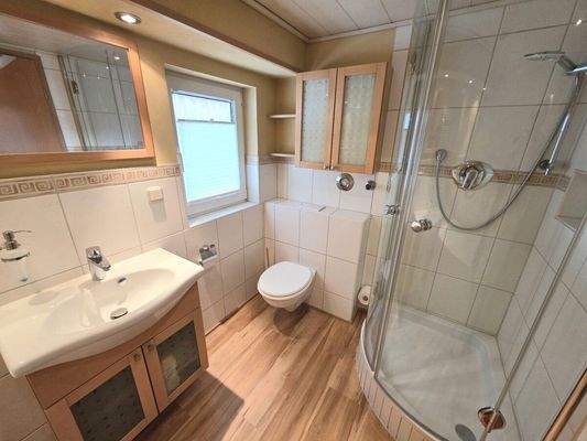 Bad mit Wanne und Dusche OG