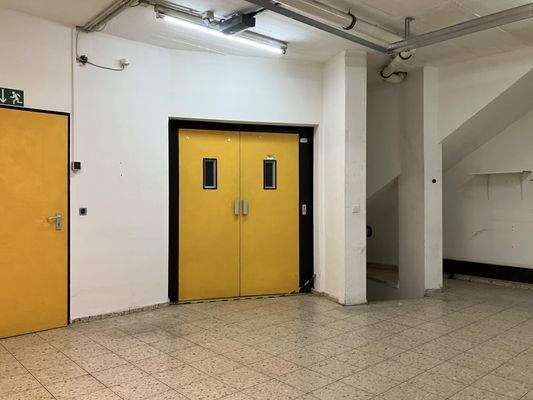 EG, Lastenaufzug und  rechts Treppe ins UG