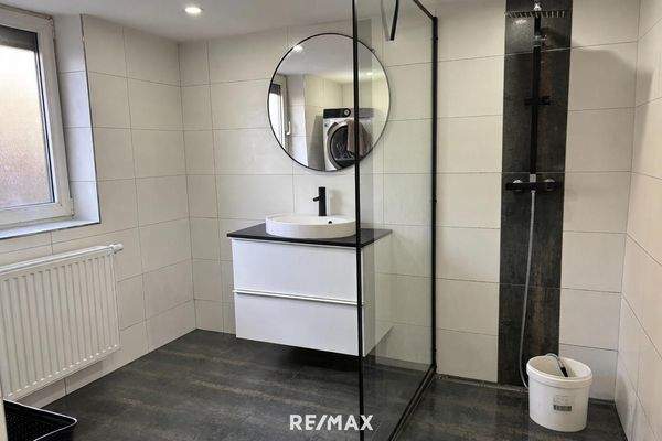 8_Badezimmer_KI geräumt