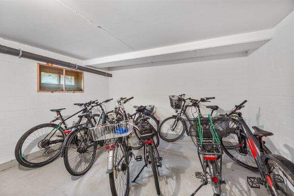 mit Fahrradabstellraum