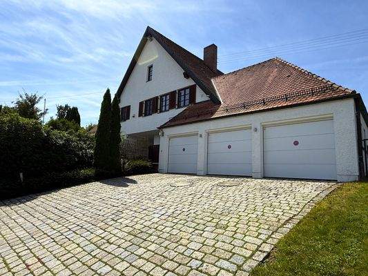 Drei Garagen mit Zugang zur Villa 