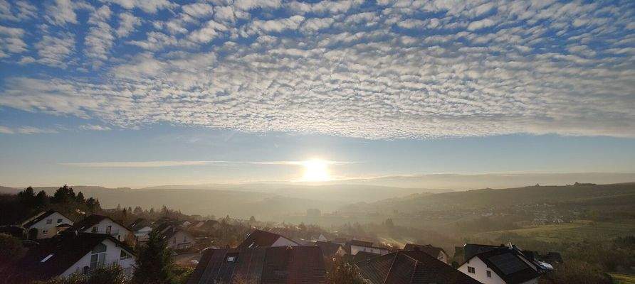 Sonnenaufgang mit Ortsblick