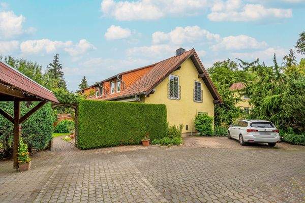 Stellplätze vor dem hinteren Gebäude