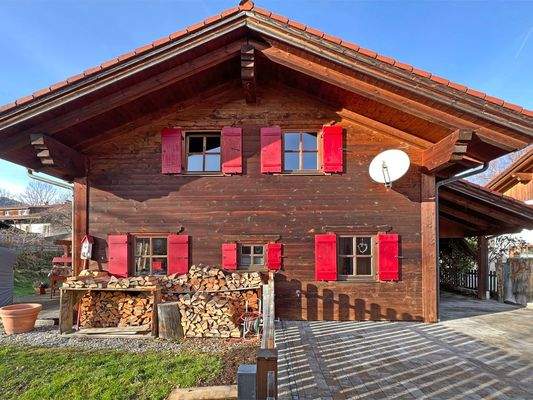 Hausansicht Osten mit Außenstellplätzen