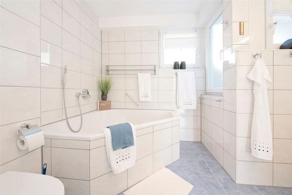 Bad mit Wanne und Dusche