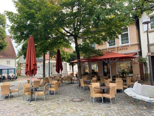 Seitlicher Blick auf Eingangsbereich Café