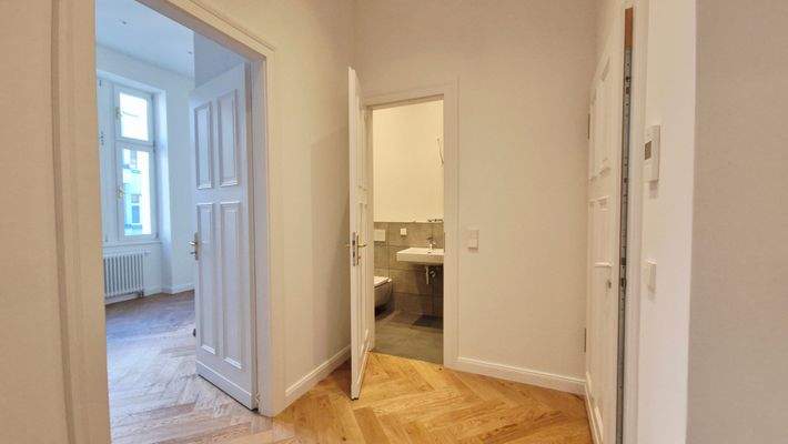 Flur mit Blick zur Küche und Bad