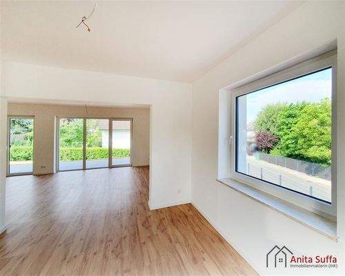 Blick von Küche ins Wohnzimmer