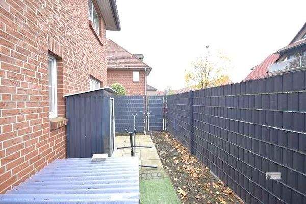 Eingezäunter Garten- und Terrassenbereich