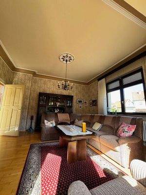 Wohnzimmer mit Stuckdecken