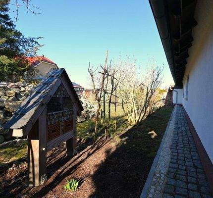 Fläche neben dem Haus