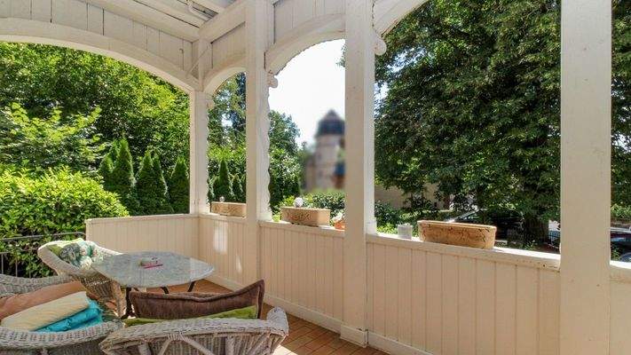 Überdachter Freisitz mit Blick ins Grüne