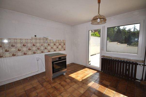 17 Küche mit Zugang zur Terrasse 2.JPG