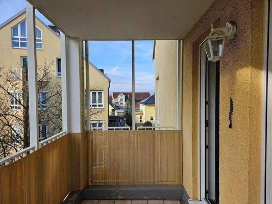 Balkon mit Licht und Steckdose