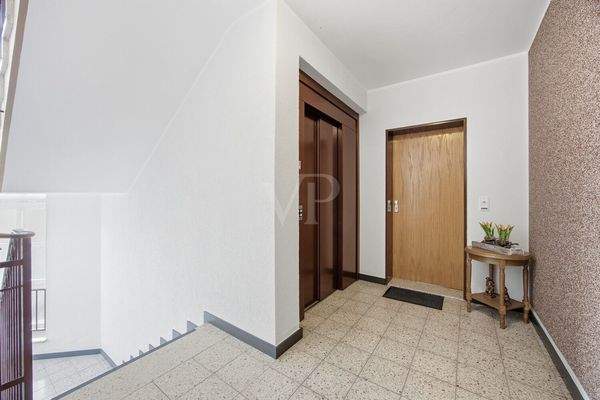 Hausflur mit Fahrstuhl