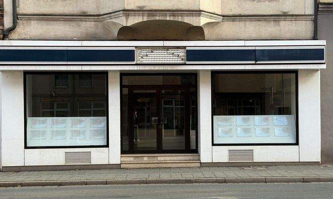 Große Schaufensterfläche in exponierter Sichtlage