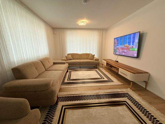 Wohnzimmer (Hintergrund: Balkon)